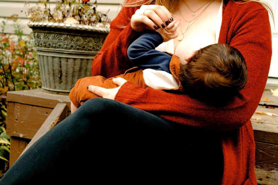 Image montrant une mère vérifiant si son bébé a fini de téter au sein pendant l'allaitement.